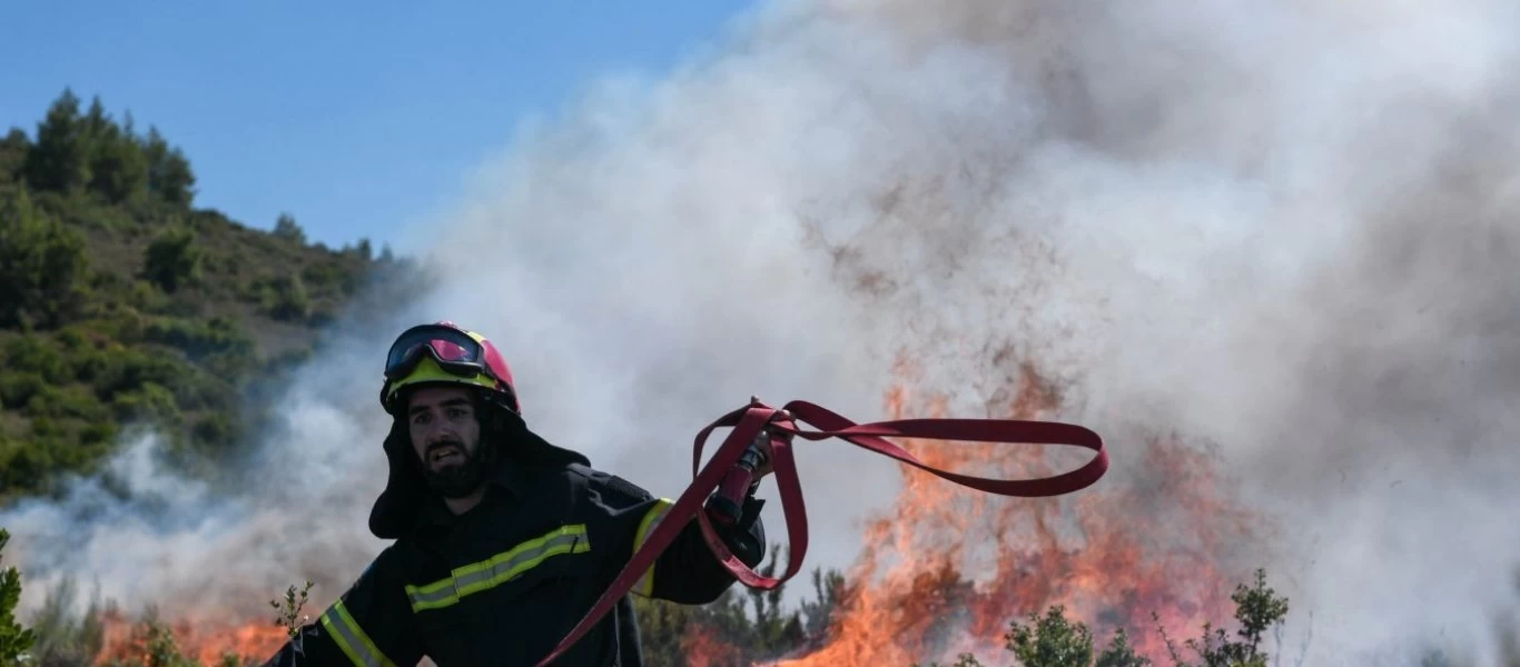 Κλειστή η εθνική οδός Αθηνών - Σουνίου εξαιτίας της φωτιάς στα Καλύβια